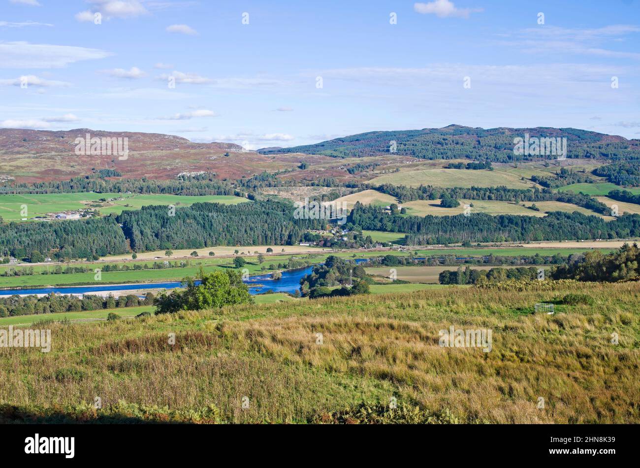 Mit Blick vom rauen Moorland auf den Fluss Tay und auf die Felder, Wälder und Moorflächen auf den Hügeln dahinter, Perthshire Scotland UK Stockfoto