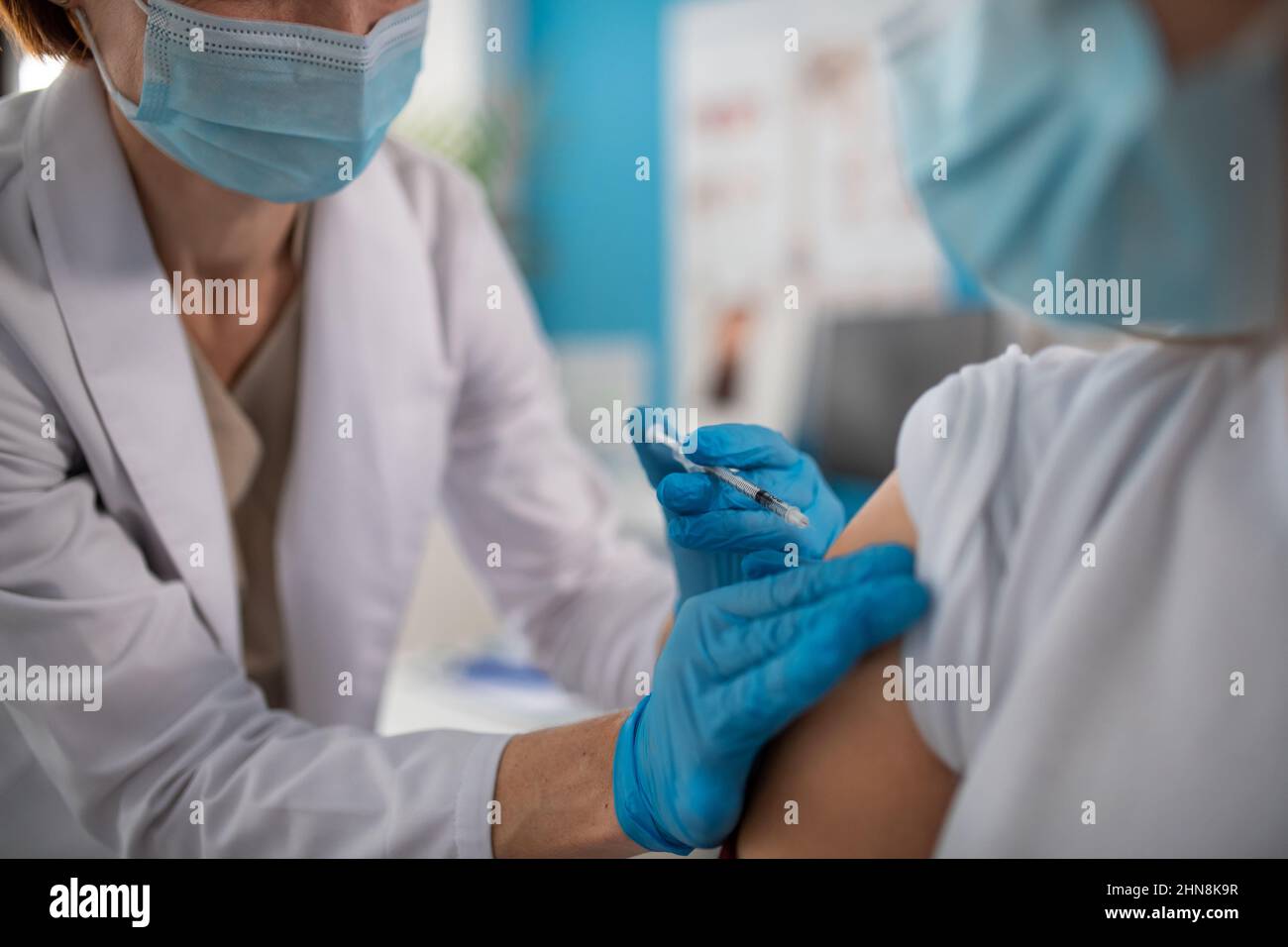 Nahaufnahme eines jungen Mannes, der von seinem Arzt in der Klinik eine covid-19-Impfung erhalten hat. Stockfoto