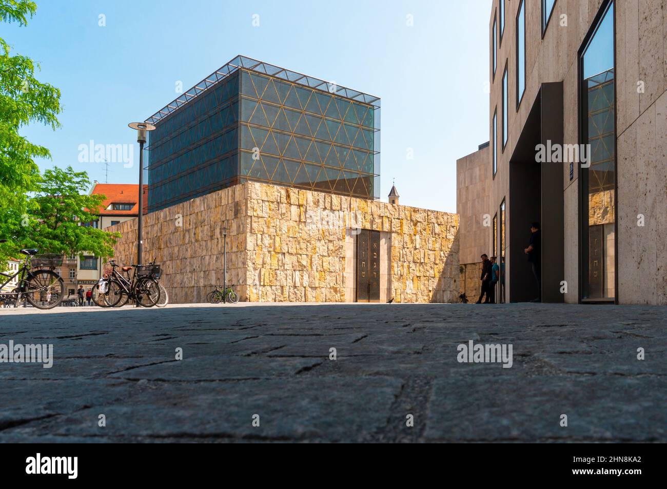 Synagoge Ohel Jakob in München, Deutschland. Das Gebäude ist eine kubische Betonkonstruktion, die im unteren Teil mit Travertinstein verkleidet ist und von einem Glas gekrönt wird Stockfoto