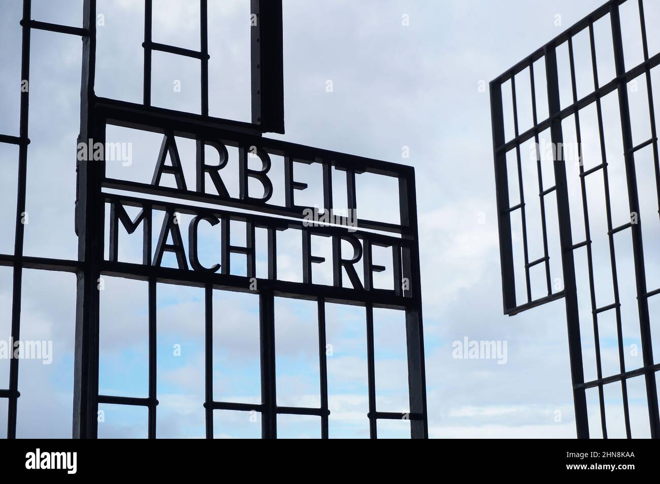 Die offenen Tore des Konzentrationslagers Sachsenhausen in Oranienburg. Die Inschrift 'Arbeit macht frei' am Tor Stockfoto