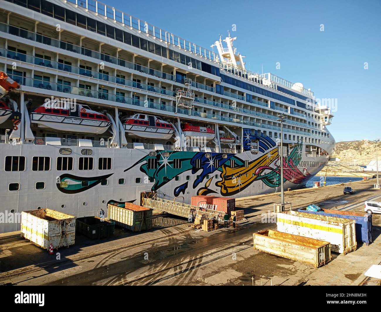 Kreuzfahrt-Schiff im Trockendock, marseille Trockendock, Silberschatten, norwegisches Juwel, Schiffsreparatur, Kreuzfahrt-Schiff Wartung, Schiff im Trockendock Stockfoto Kreuzfahrt-Schiff im Trockendock, marseille Trockendock, Silberschatten, norwegisches Juwel, Schiffsreparatur, Kreuzfahrt-Schiff Wartung, Schiff im Trockendock Stockfoto