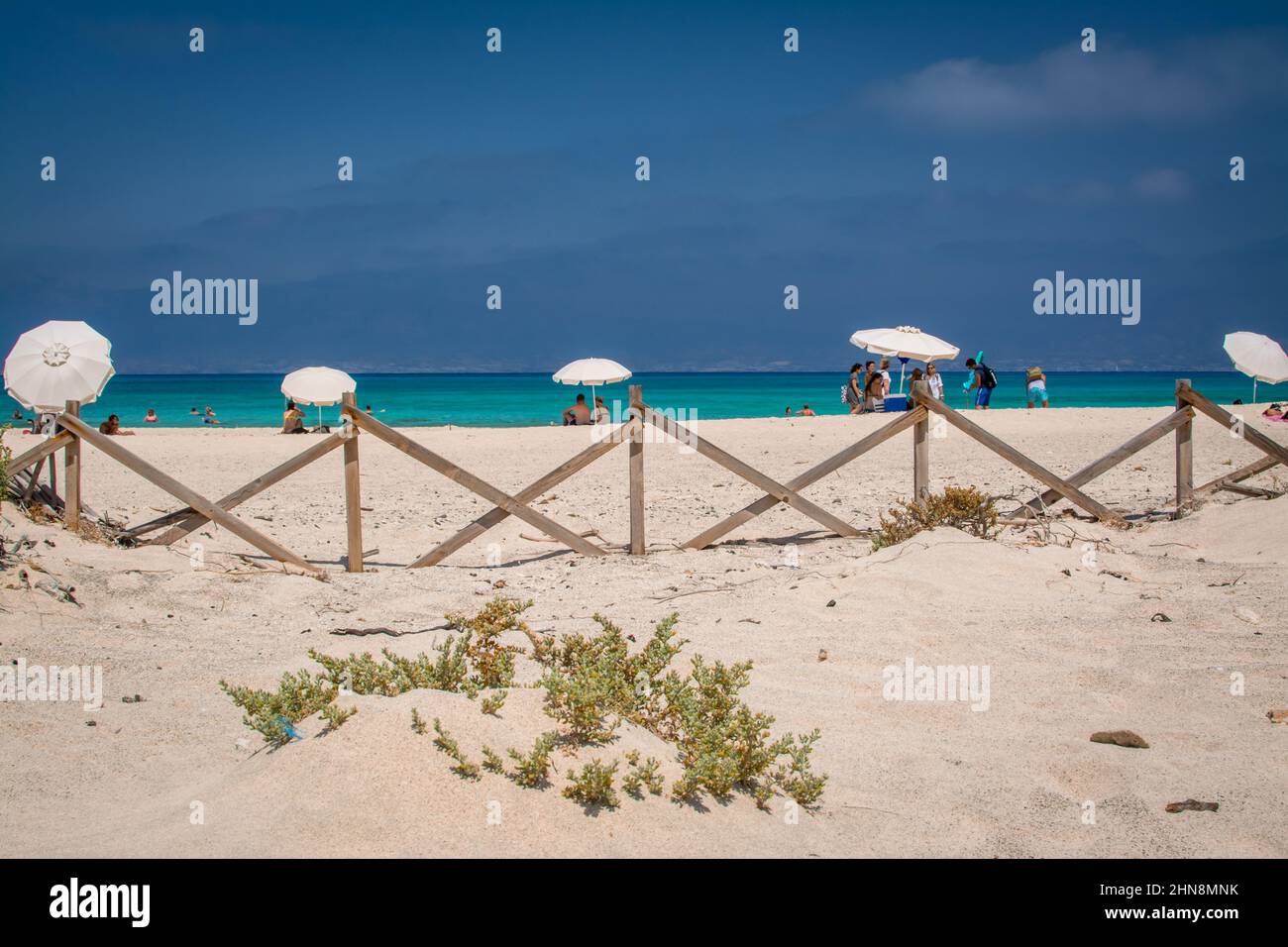 Schöner Strand mit weißem Sand und blauem Wasser Stockfoto