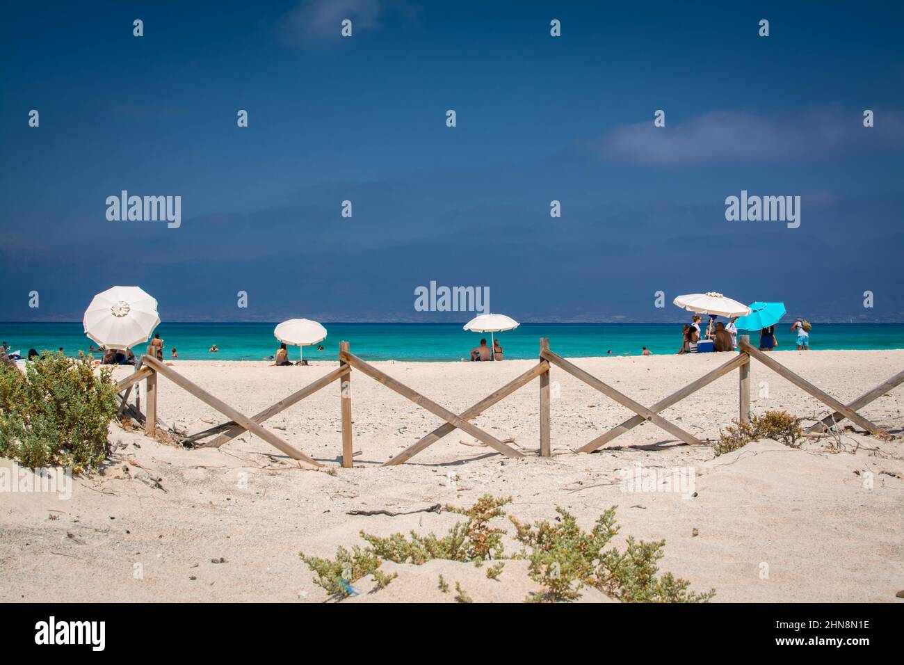 Schöner Strand mit weißem Sand und blauem Wasser Stockfoto