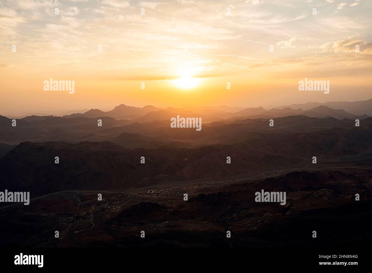 Blick vom Berg Sinai bei Sonnenaufgang. Schöne Berglandschaft in Ägypten. Stockfoto