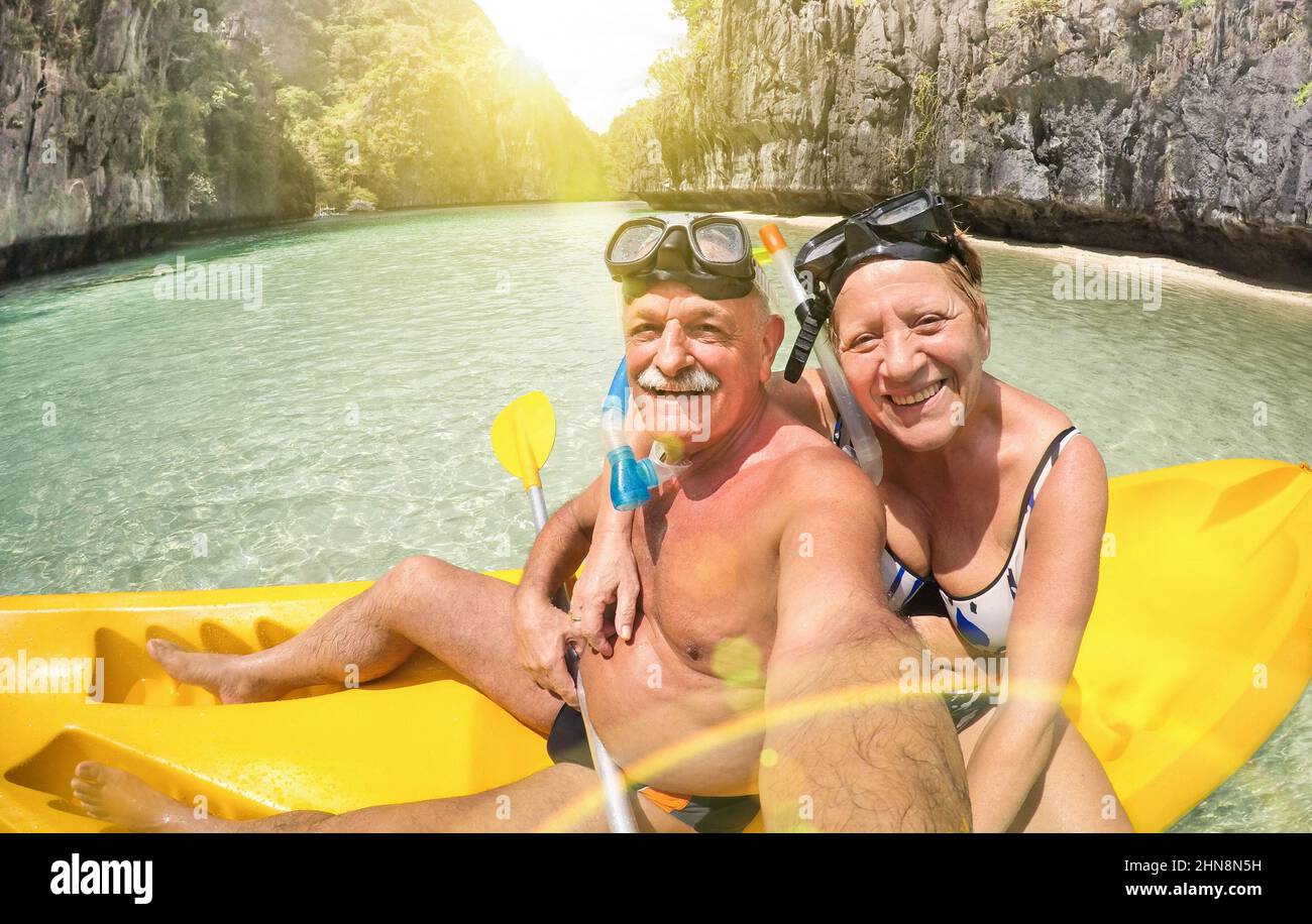 Glückliches Ehepaar mit einem Selfie im Kajak in der Big Lagoon in El Nido Palawan - Reise nach den philippinischen Wundern - Konzept für aktive ältere Menschen auf der ganzen Welt Stockfoto