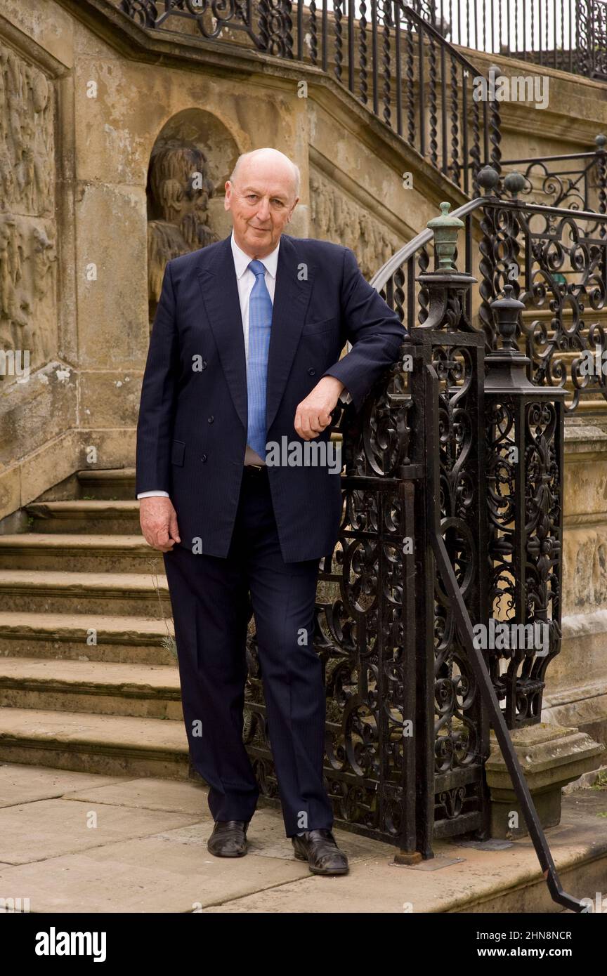 Peregrine Andrew Morny Cavendish, 12th Duke of Devonshire, KCVO, CBE, DL, fotografiert in seinem Haus, Chatsworth House, Derbyshire, Bakewell, Großbritannien. 25 Mai 2010 Stockfoto