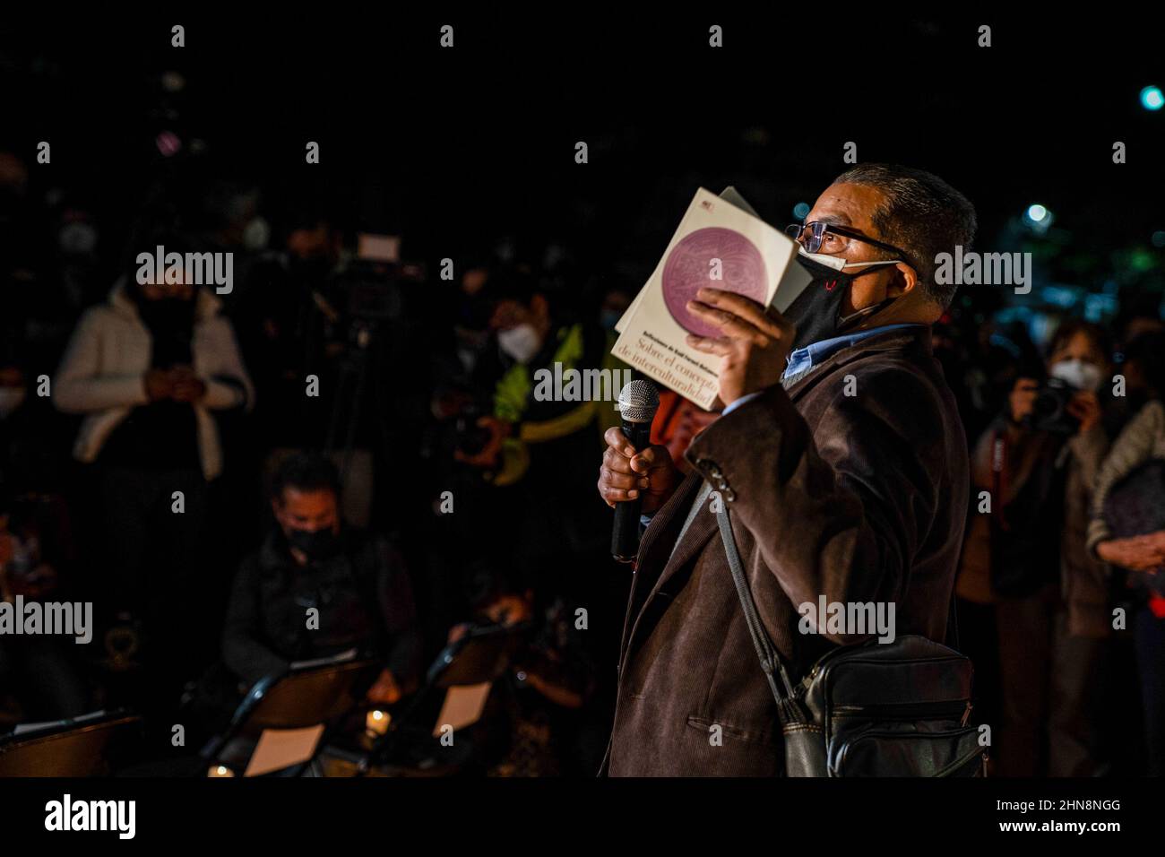 Mexiko, Mexiko. 14th. Februar 2022. Jaime Guerrero, Teil einer Gewerkschaft für Redakteure in Mexiko und selbst Journalist, spricht während der Demonstration. Dutzende von Journalisten kamen zusammen, um vor den Büros des Innenministeriums in Mexiko-Stadt zu protestieren. Es war Teil eines gleichzeitigen nationalen Protestes, der in ganz Mexiko nach dem Mord an dem fünften Journalisten im Jahr 2022 stattfand. (Foto: Lexie Harrison-Cripps/SOPA IMA/Sipa USA) Quelle: SIPA USA/Alamy Live News Stockfoto