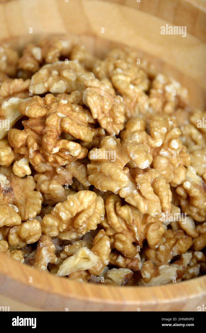 Walnüsse in weißem Teller und Holztisch Stockfoto