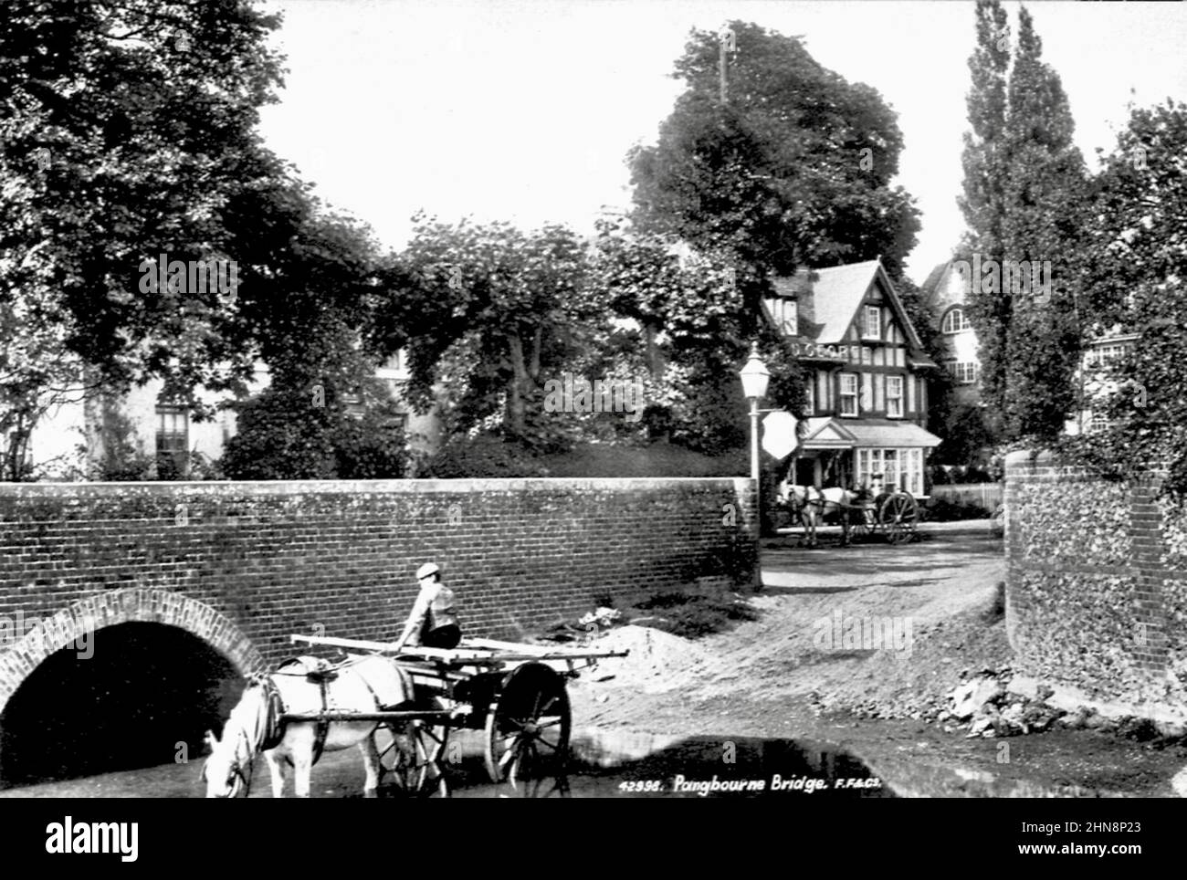 The Bridge and the Old George, Pangbourne, Bekshire - Francis Frith Foto - 1899 Stockfoto