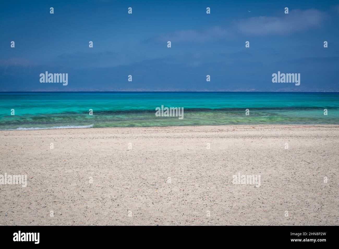 Schöner Strand mit weißem Sand und blauem Wasser Stockfoto