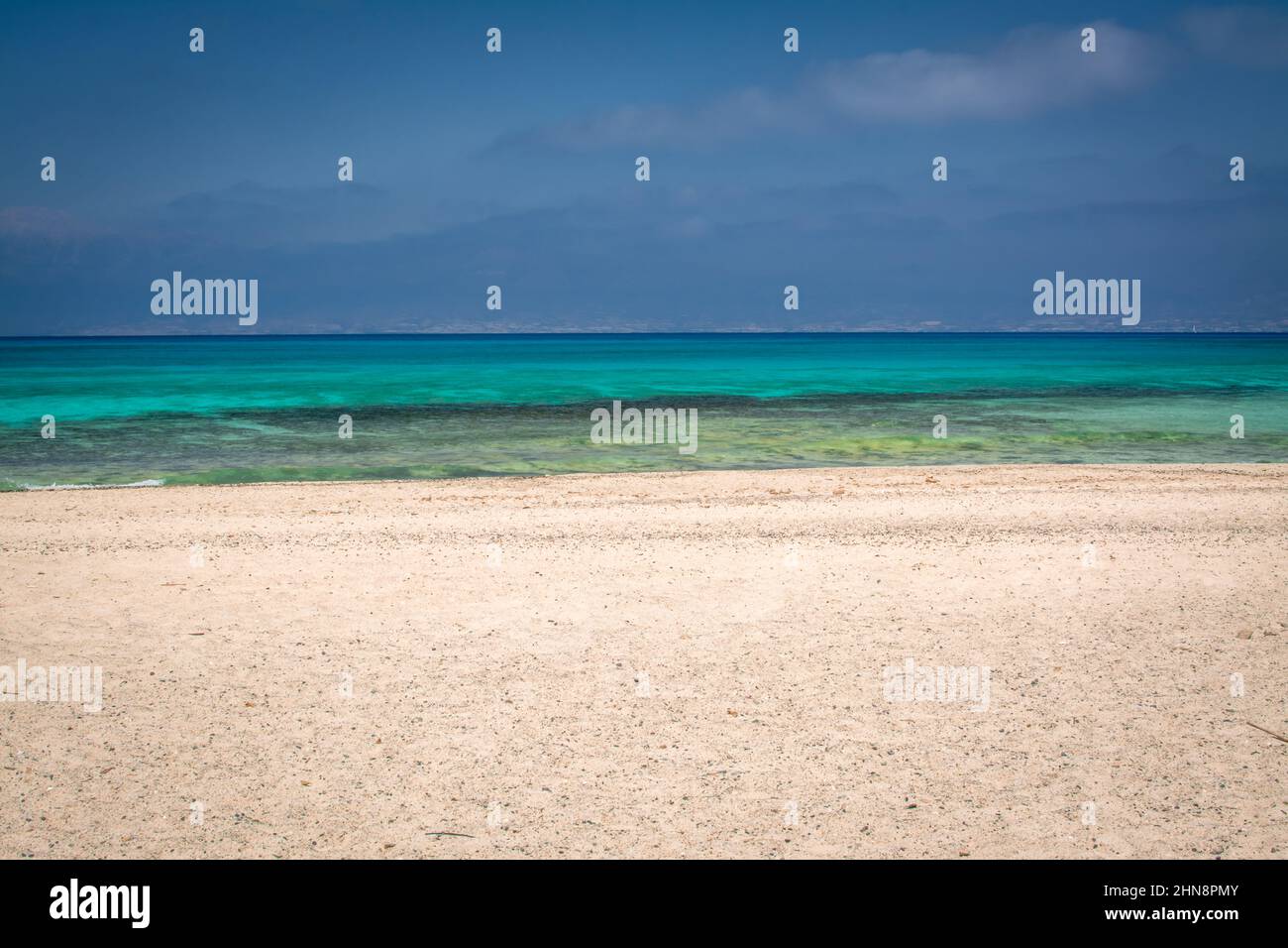 Schöner Strand mit weißem Sand und blauem Wasser Stockfoto