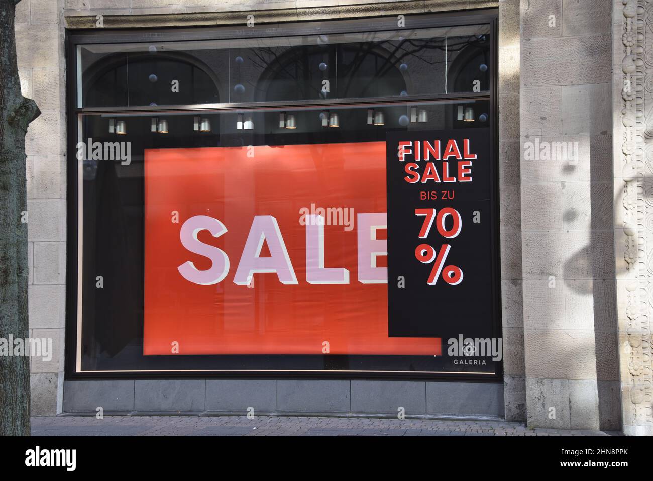 Köln, Deutschland. 13th. Februar 2022. Poster Endverkauf bis zu 70 % Rabatt Credit: Horst Galuschka/dpa/Horst Galuschka dpa/Alamy Live News Stockfoto