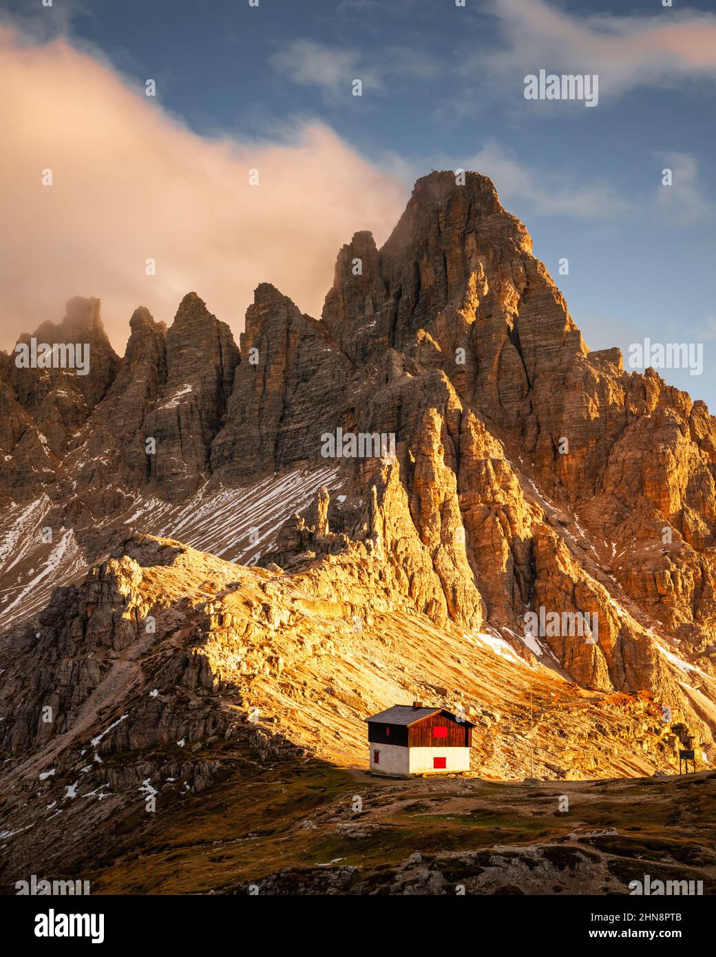 Unglaublicher Sonnenuntergang an der Tre Cime di Lavaredo und der rifugio Locatelli in den Dolomiten. Drei Gipfel des Lavaredo, Dolomiten, Südtirol, Italien, Europa. Landschaftsfotografie Stockfoto