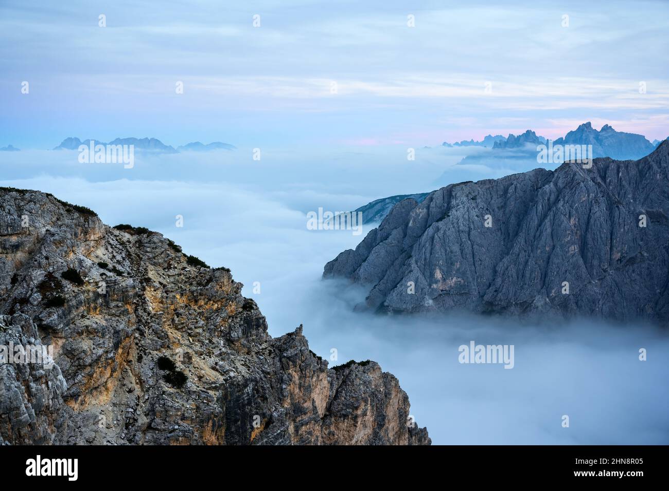 Unglaubliche Sonnenaufgangslandschaft mit fließendem Nebel und dramatischem Himmel in den Dolomiten. Lage Auronzo rifugio im Nationalpark Tre Cime di Lavaredo, Dolomiten, Trentino-Südtirol, Italien Stockfoto