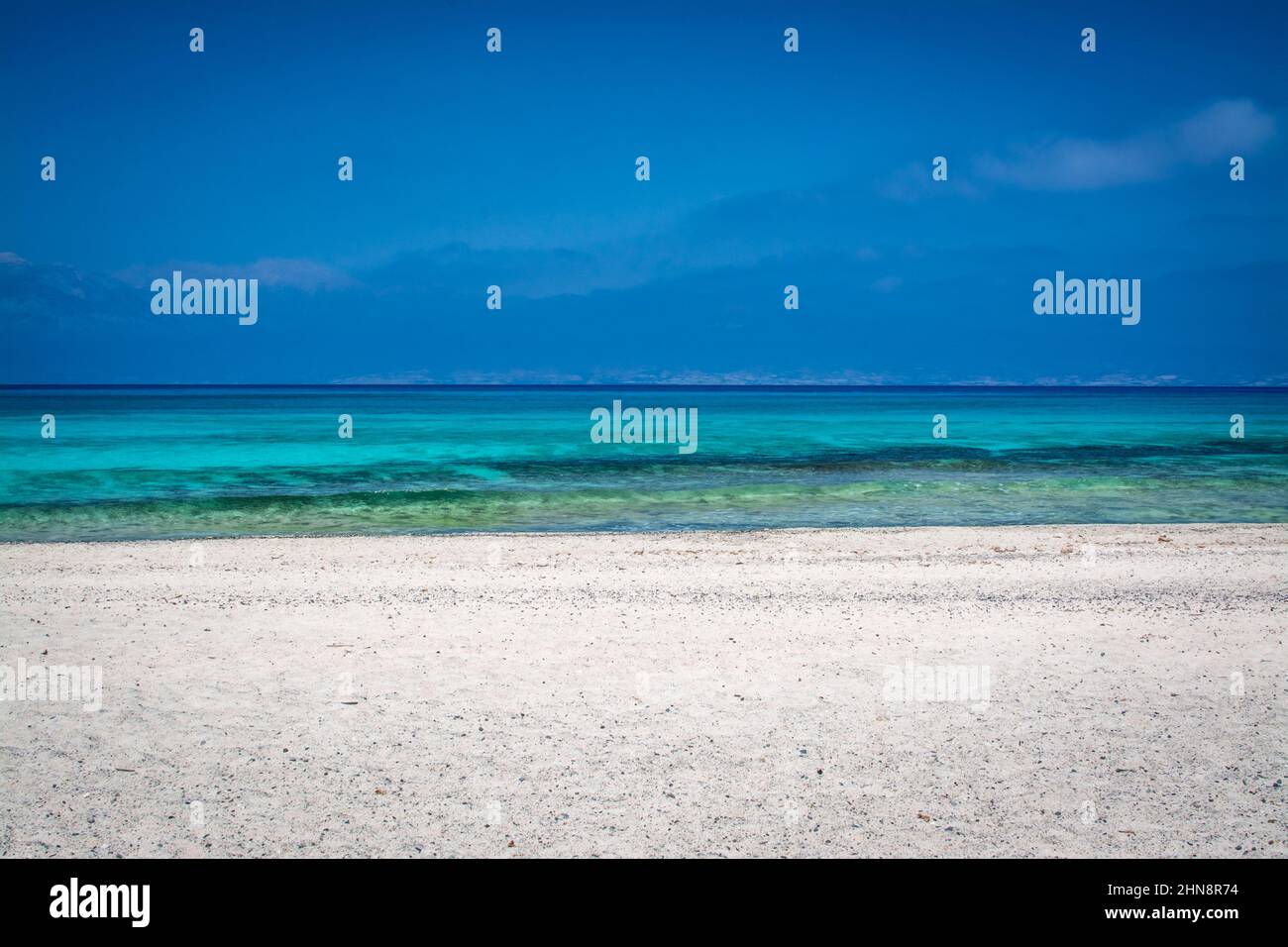 Schöner Strand mit weißem Sand und blauem Wasser Stockfoto