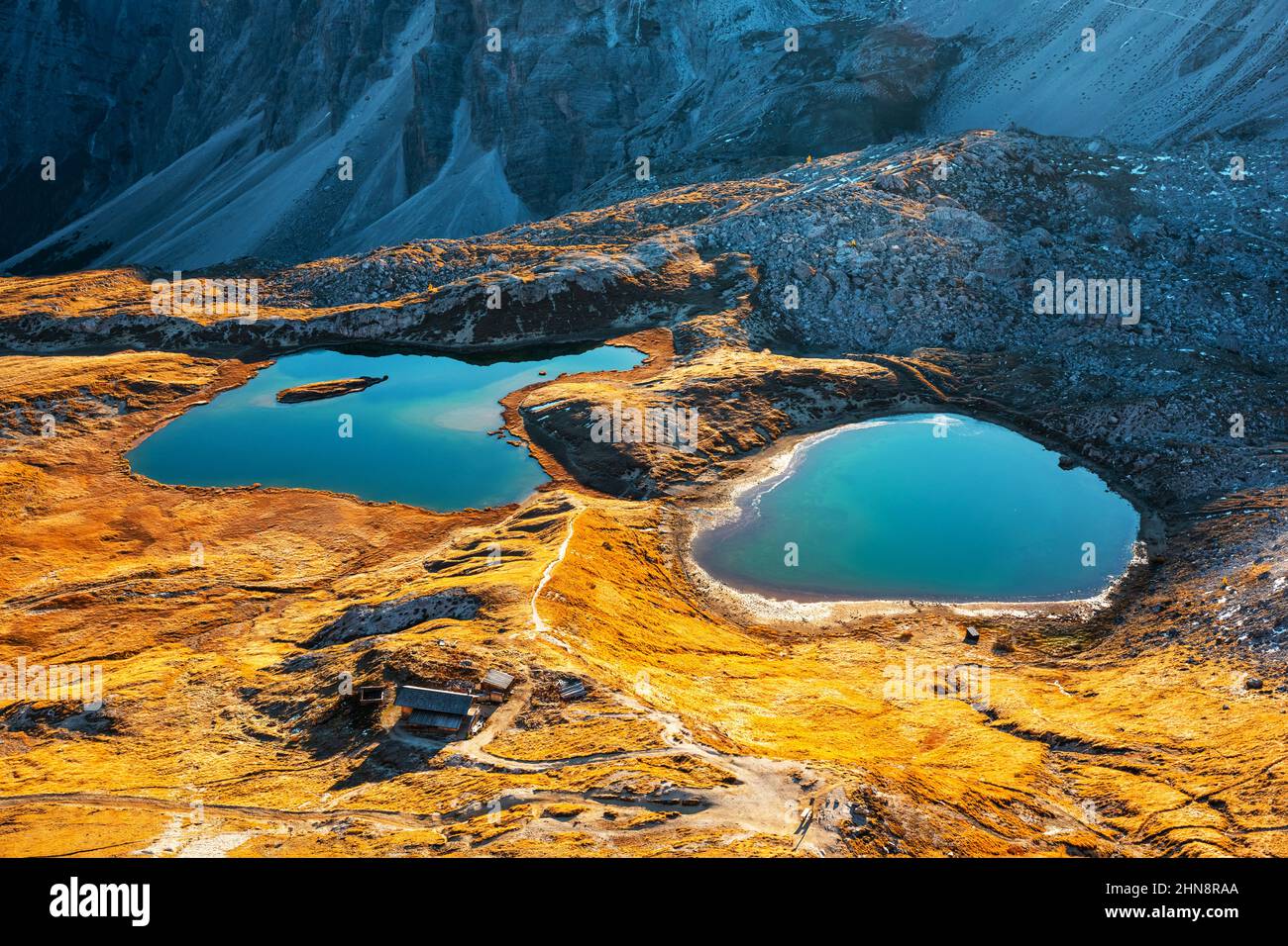 Klares türkisfarbenes Wasser der Alpenseen Piani (Laghi dei piani) im Nationalpark Tre Cime Di Laveredo, Dolomiten, Italien. Landschaftsfotografie Stockfoto