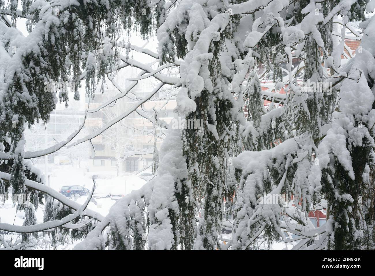 Winteransicht in einer kleinen finnischen Stadt nach einem starken Schneefall Stockfoto