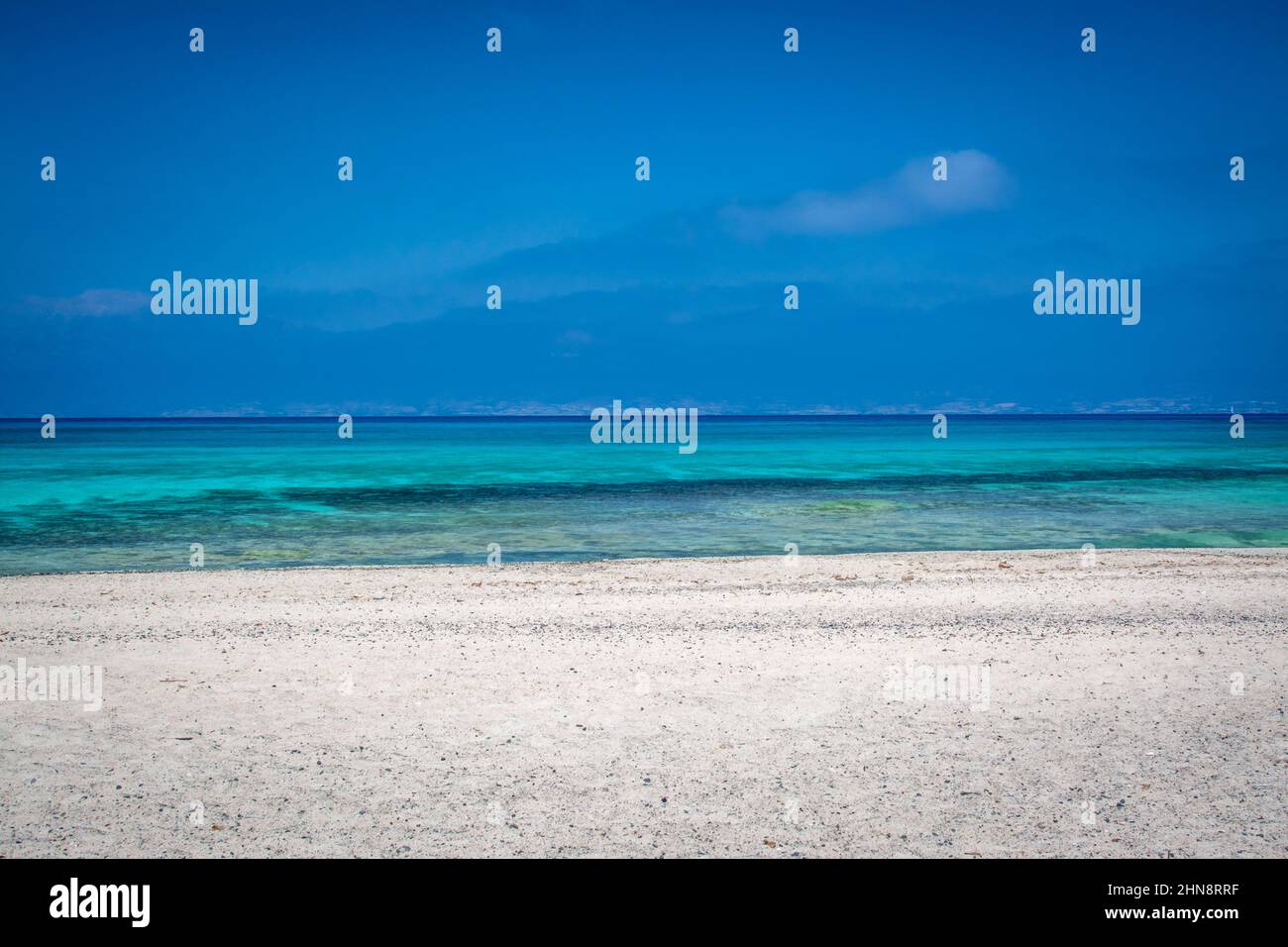 Schöner Strand mit weißem Sand und blauem Wasser Stockfoto