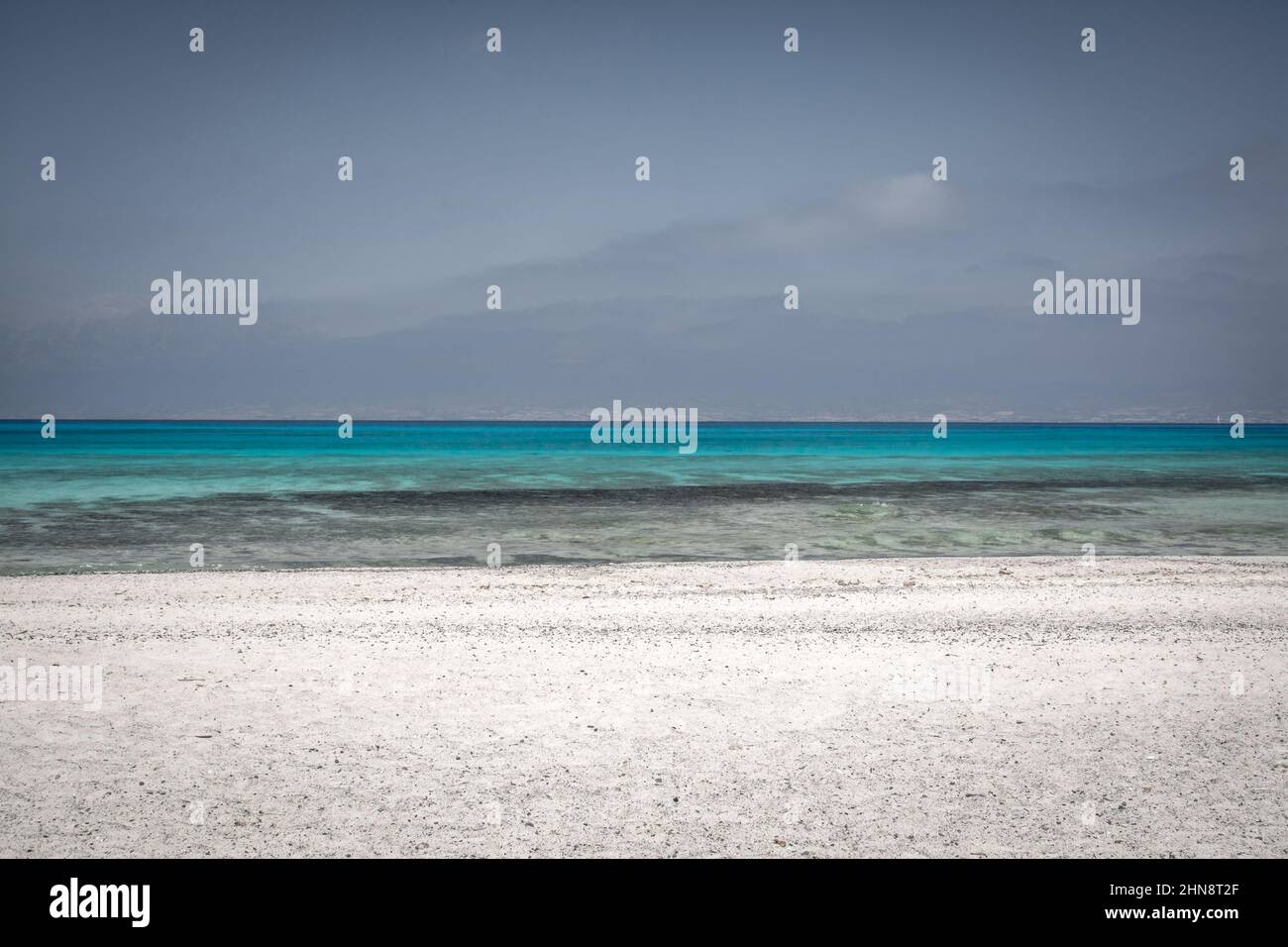 Schöner Strand mit weißem Sand und blauem Wasser Stockfoto