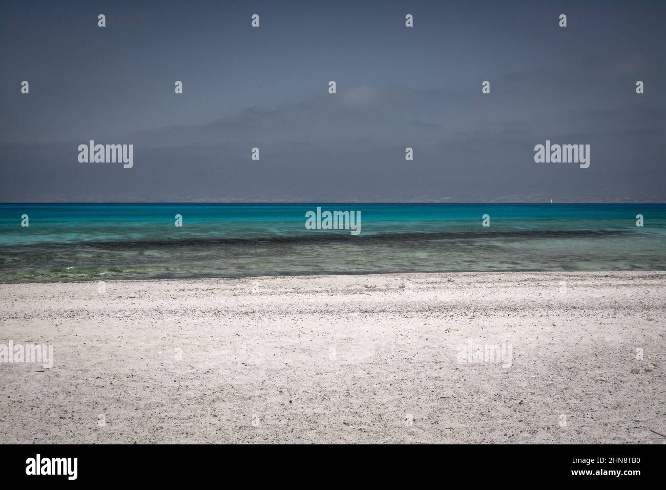 Schöner Strand mit weißem Sand und blauem Wasser Stockfoto