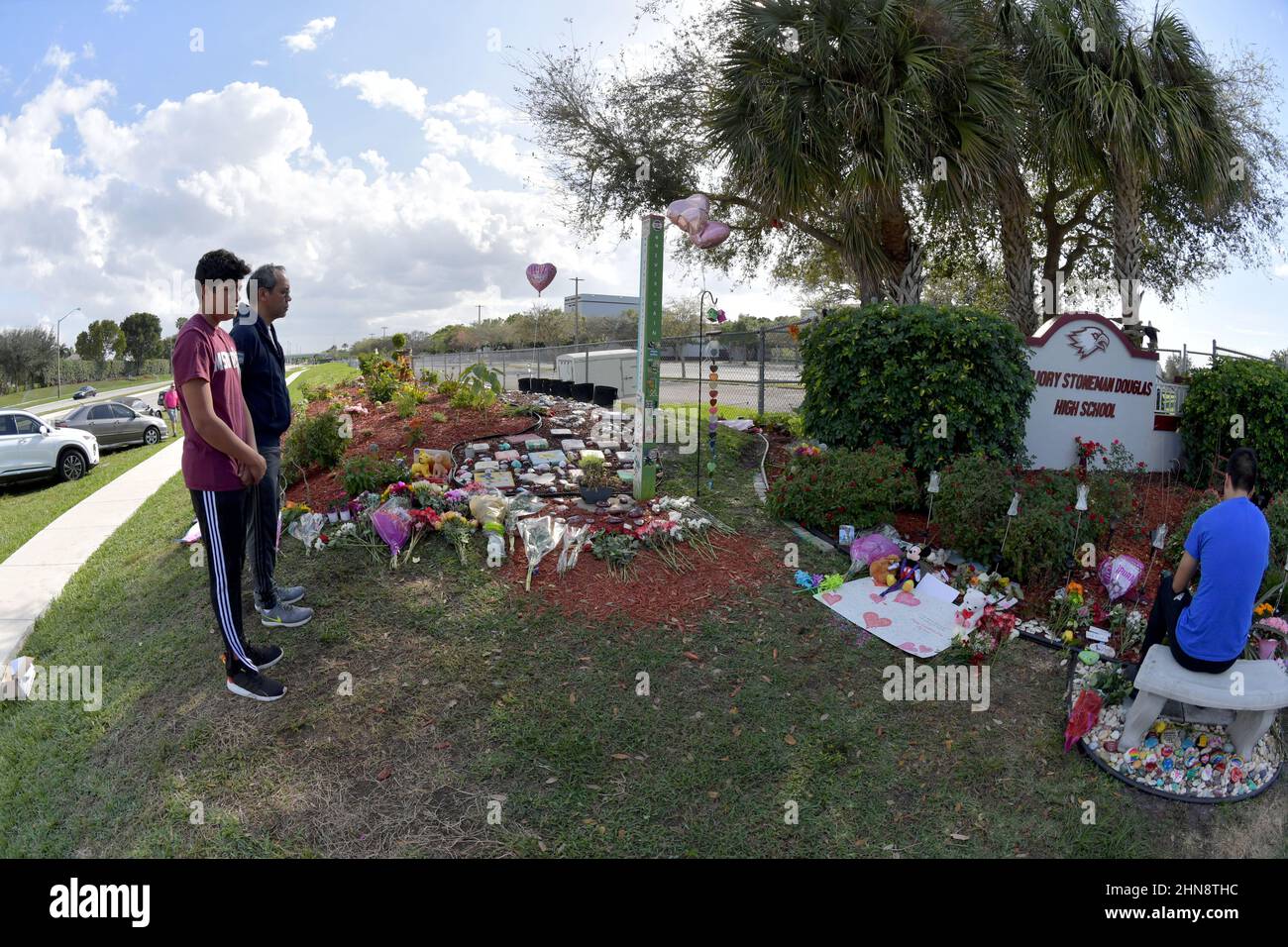 Parkland, FL - 14. FEBRUAR: Parklandopfer Erinnerten Sich An Die MSD-Highschool, wo die Dreharbeiten Zum Zweijährigen Drehjubiläum stattfanden, bei dem 17 Schüler tot gelassen wurden. 17 Menschen wurden am 14. Februar 2018 von einem Ex-Studenten der Marjory Stoneman Douglas High School (MSD) in Parkland, Florida, erschossen und getötet. Studenten und Erzieherinnen im ganzen Land markieren den Tag auch mit Mahnwachen, Momenten der Stille, Kunstprojekten und anderen Demonstrationen. Die Polizei nahm ursprünglich den 19-jährigen ehemaligen Schüler Nikolas Cruz fest, weil er 17 Menschen an der Marjory Stoneman Douglas High School in Pi getötet hatte Stockfoto