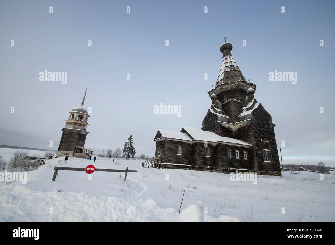 Holzkirche im Dorf Piyala. Russland, Region Archangelsk. Der orthodoxe hohe Tempel im Dorf Stockfoto