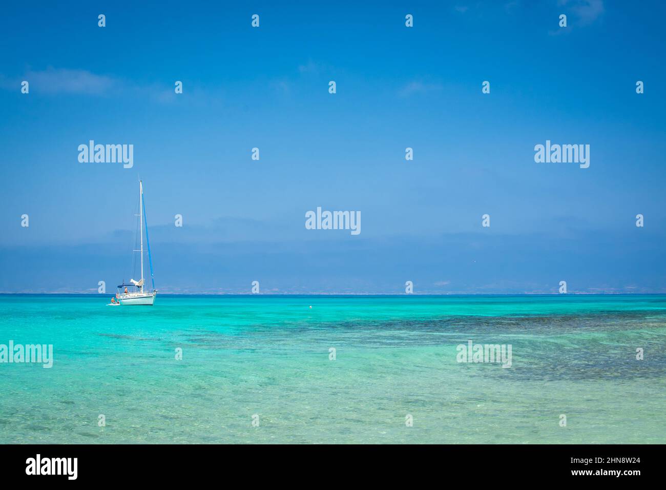 Schöner Strand mit weißem Sand und blauem Wasser Stockfoto