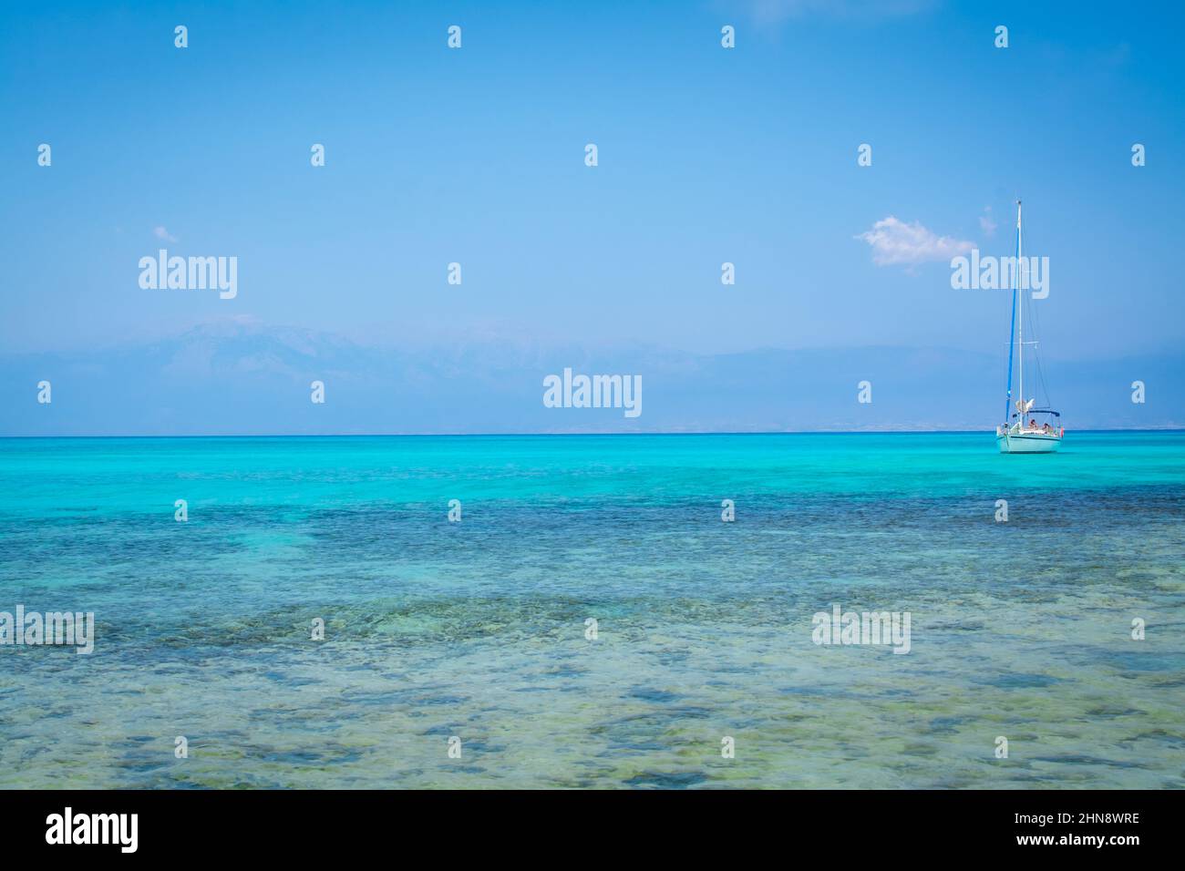 Schöner Strand mit weißem Sand und blauem Wasser Stockfoto