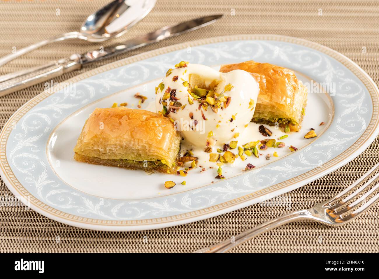 Traditionelles türkisches Dessert Pistazien Baklava auf einem weißen Porzellanteller Stockfoto