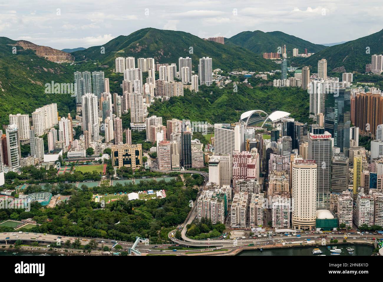 Luftaufnahme aus dem Hubschrauber von Causeway Bay, Hong Kong Island, zeigt Victoria Park, Tai Hang, Hong Kong Stadium, Jardine's Lookout und Happy Valley Stockfoto