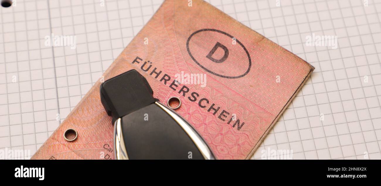 Ein alter deutscher Führerschein mit dem Wort 'Führerschein' und einem Autoschlüssel Stockfoto