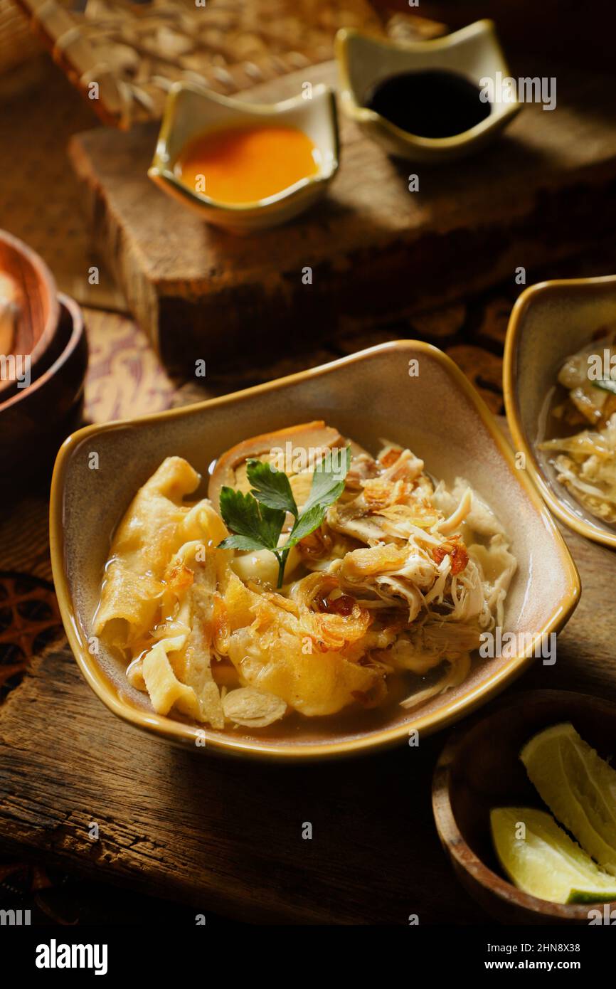 Timlo Solo. Javanische klare Suppe mit Eierrolle, Huhn und Soja-Ei aus Solo / Surakarta, Zentraljava Stockfoto