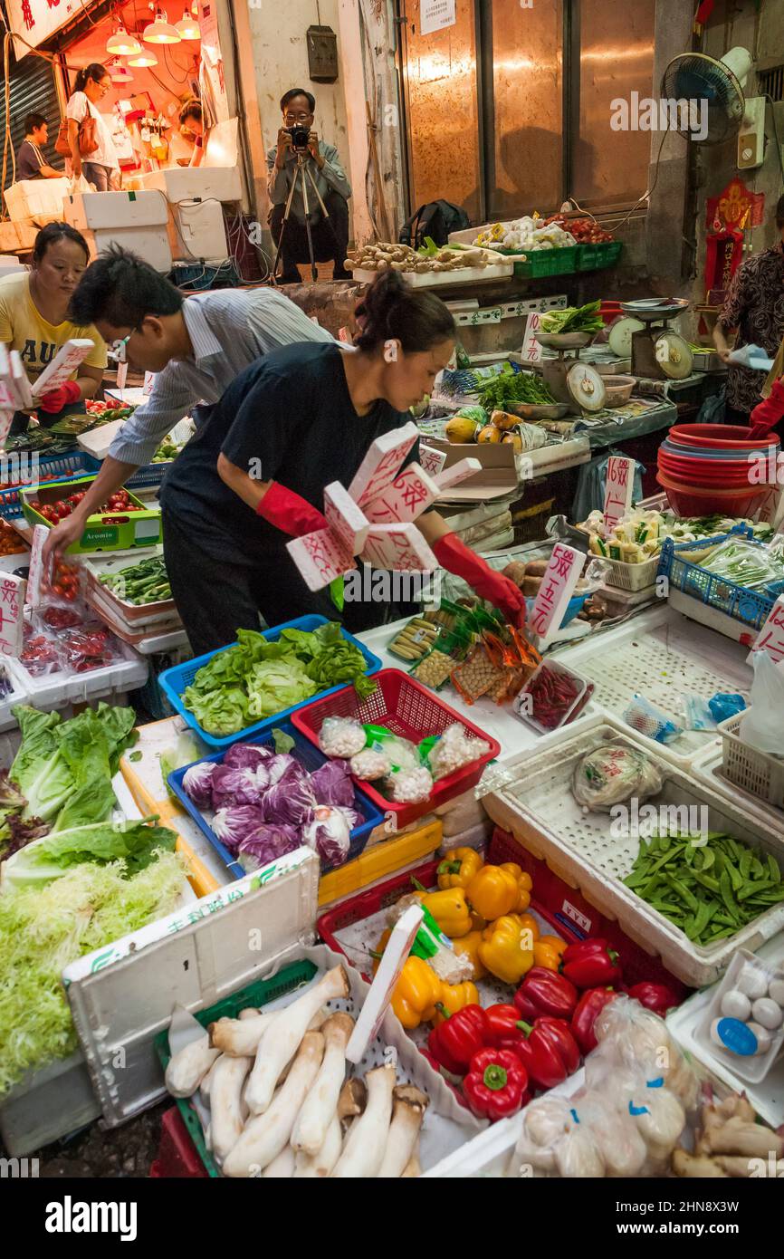Ein Mann fotografiert den Lebensmittelmarkt in der Peel Street, Central, Hong Kong Island Stockfoto