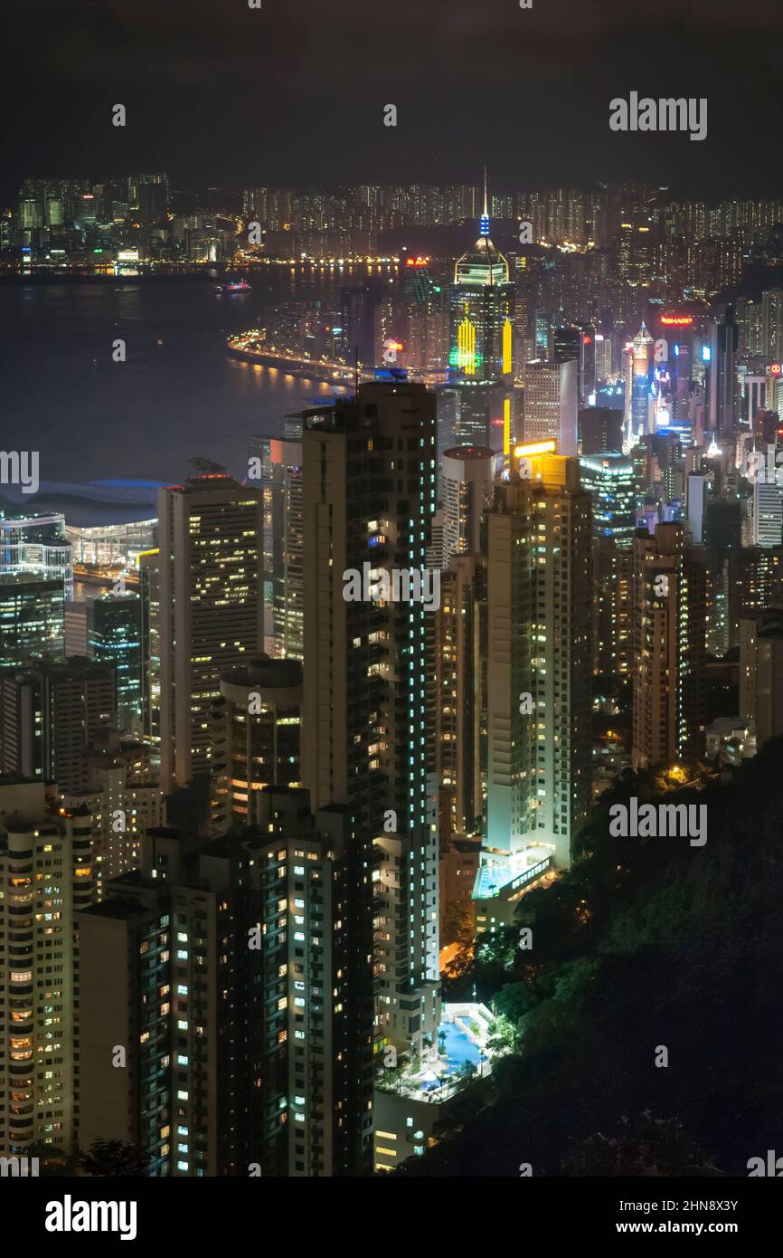 Die luxuriösen Hochhauswohnungen der Mid-Levels bei Nacht, mit den kommerziellen Türmen von Wan Chai im Hintergrund, Hong Kong Island, 2008 Stockfoto