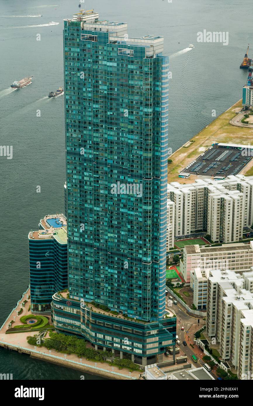 Luftaufnahme aus dem Helikopter von Harbourfront Landmark, einem luxuriösen Wohnkomplex mit 3 Türmen in Hung Hom, Kowloon, Hongkong Stockfoto