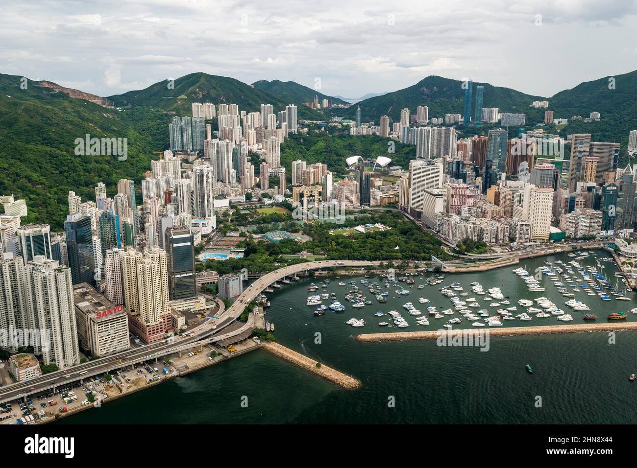 Luftaufnahme aus dem Hubschrauber von Causeway Bay, Hong Kong Island, zeigt Taifun-Schutz, Victoria Park, Tai Hang, Und Happy Valley Stockfoto