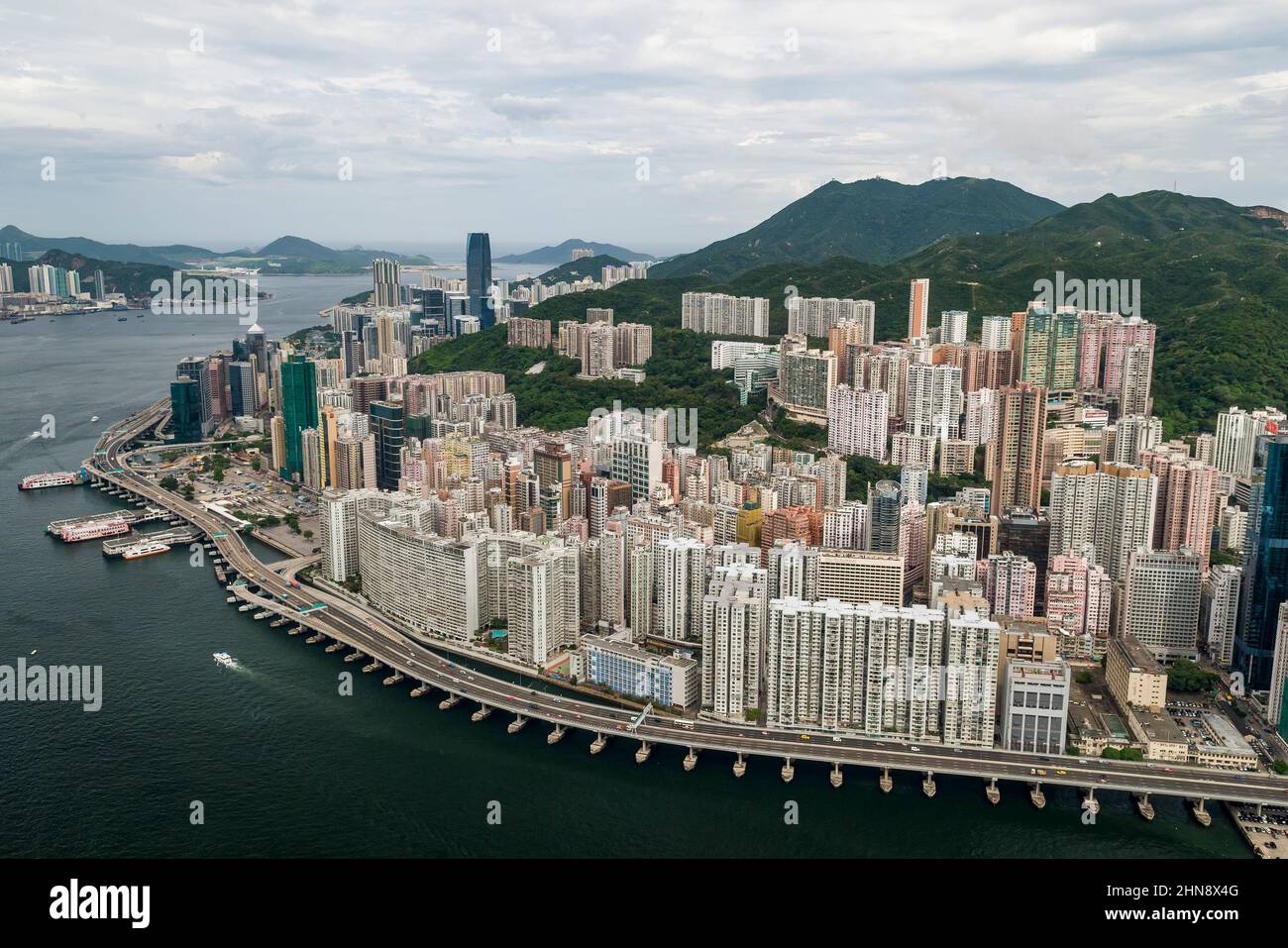 Luftaufnahme aus dem Hubschrauber von Causeway Bay, North Point, Braemar Hill, Quarry Bay und Taikoo Shing, Hong Kong Island Stockfoto