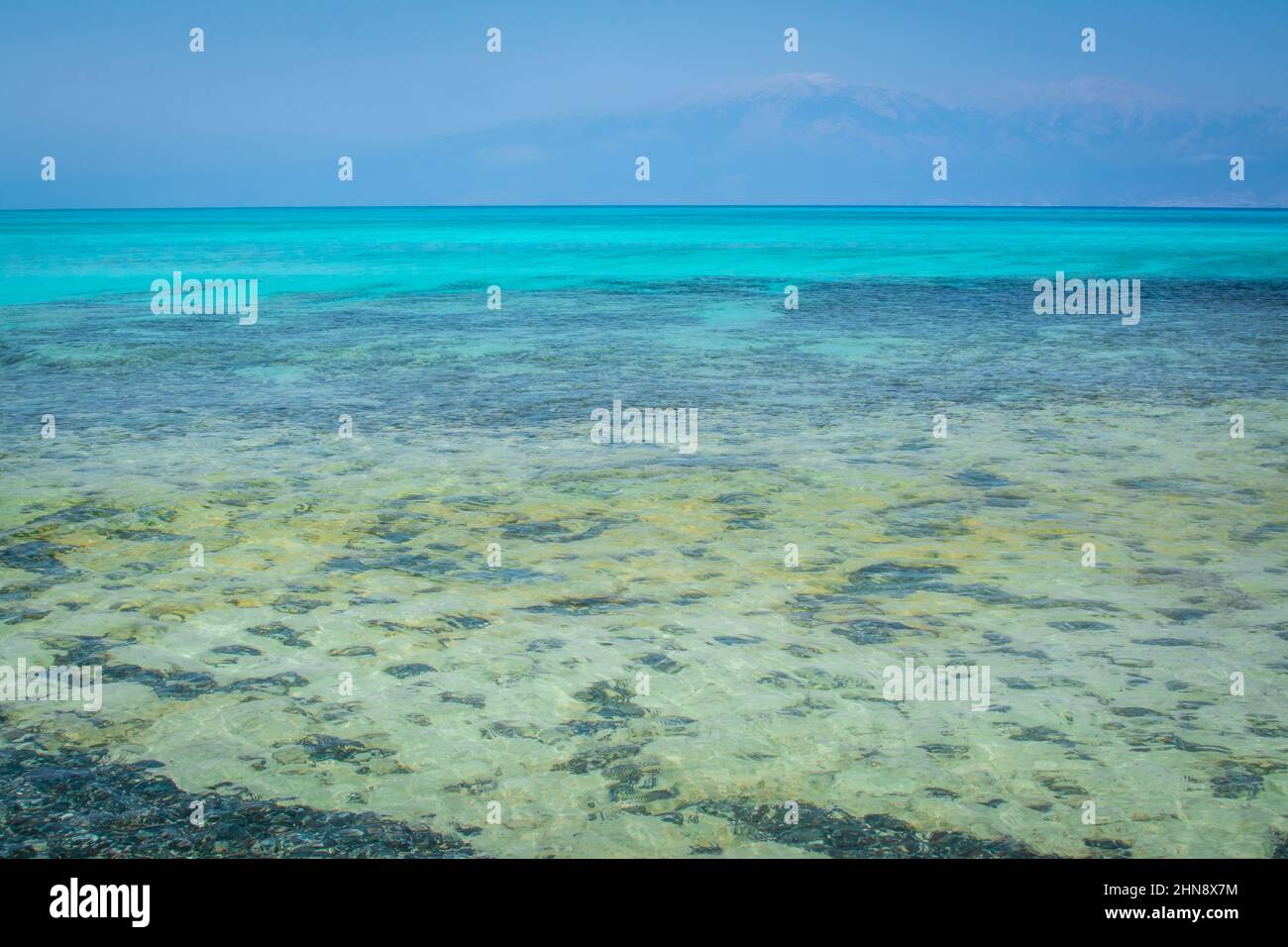 Schöner Strand mit weißem Sand und blauem Wasser Stockfoto