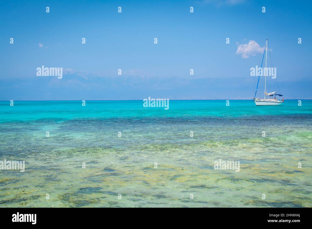 Schöner Strand mit weißem Sand und blauem Wasser Stockfoto