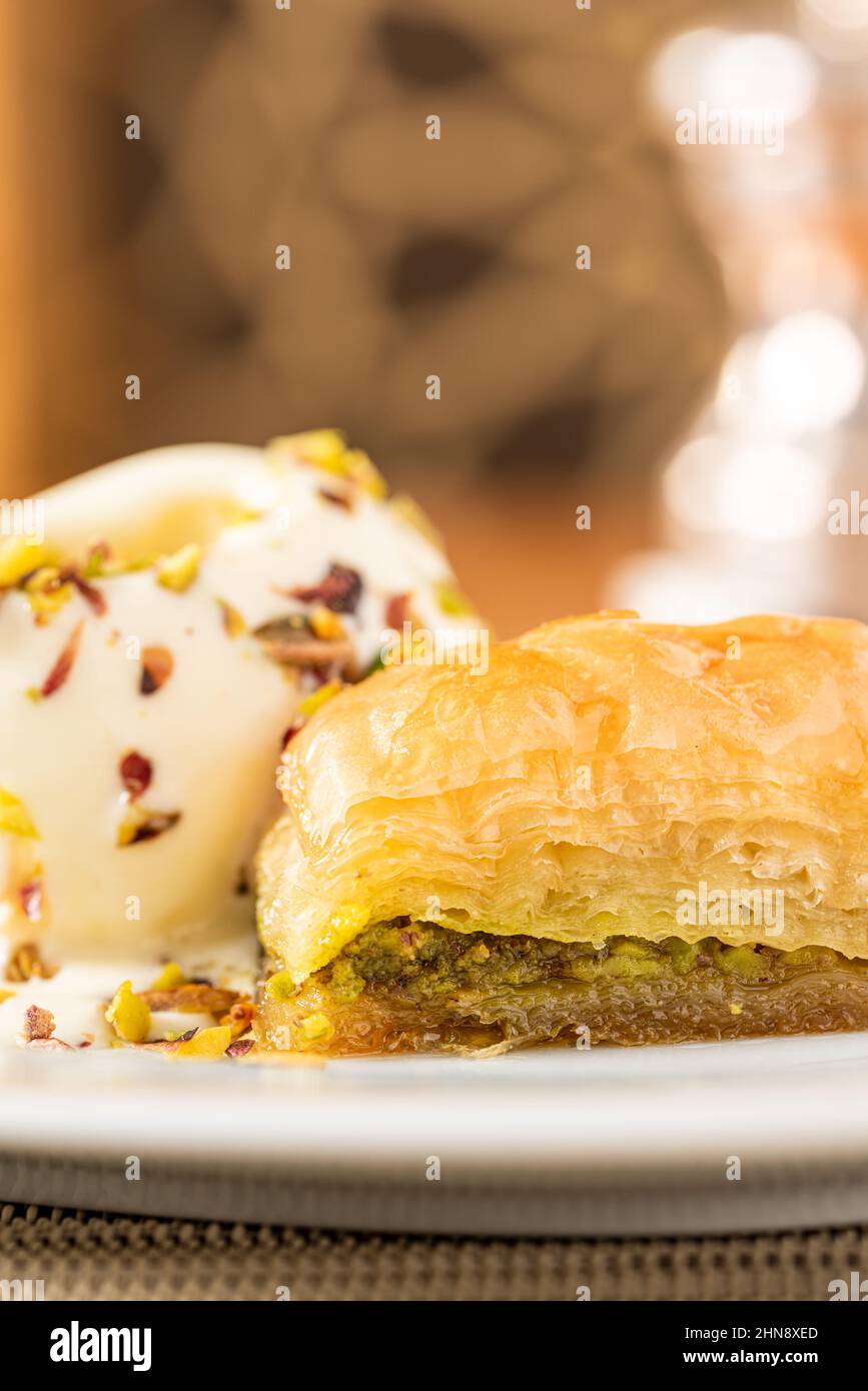 Traditionelles türkisches Dessert Pistazien Baklava auf einem weißen Porzellanteller Stockfoto