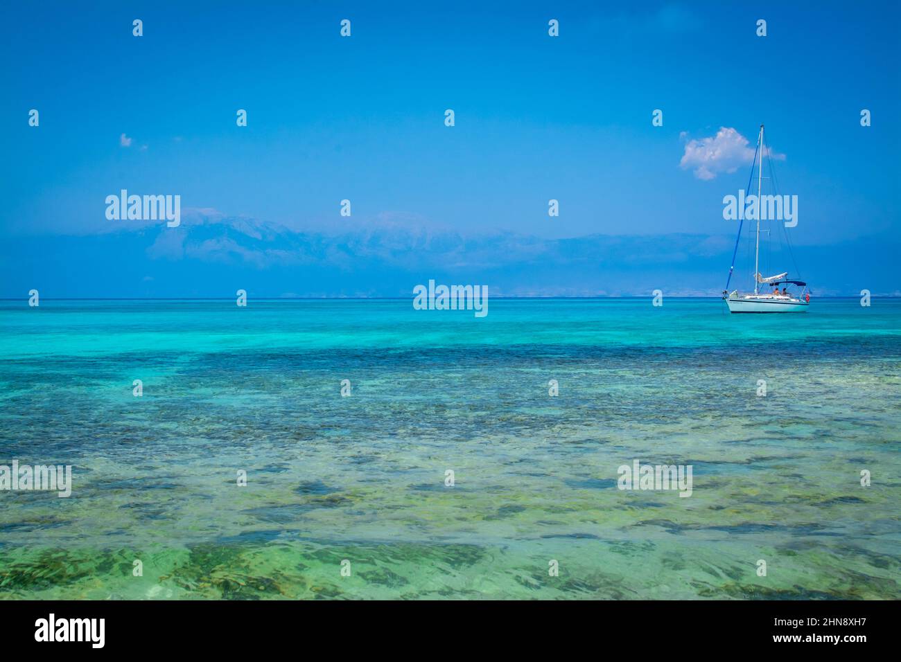 Schöner Strand mit weißem Sand und blauem Wasser Stockfoto
