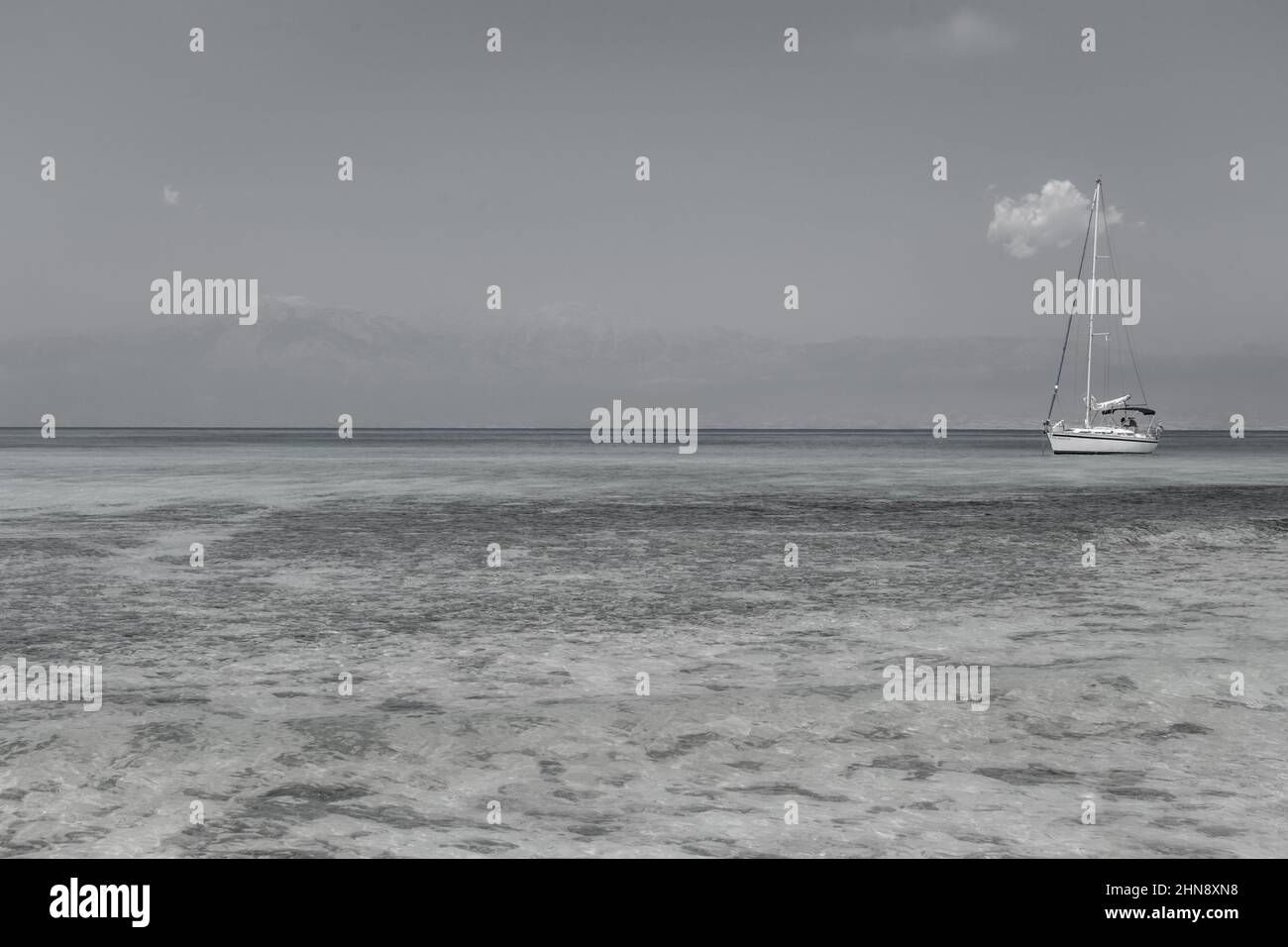Schöner Strand mit weißem Sand und blauem Wasser Stockfoto