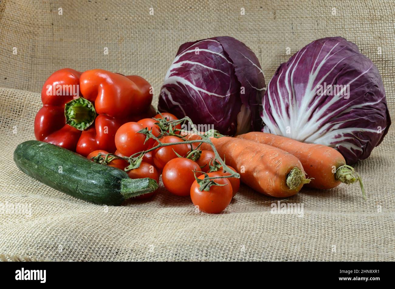 Bio-Gemüse-Zusammensetzung: Roter Pfeffer, Salat, Karotten, Tomaten und courgette.ingredients für vegane und vegetarische Rezepte. Stockfoto