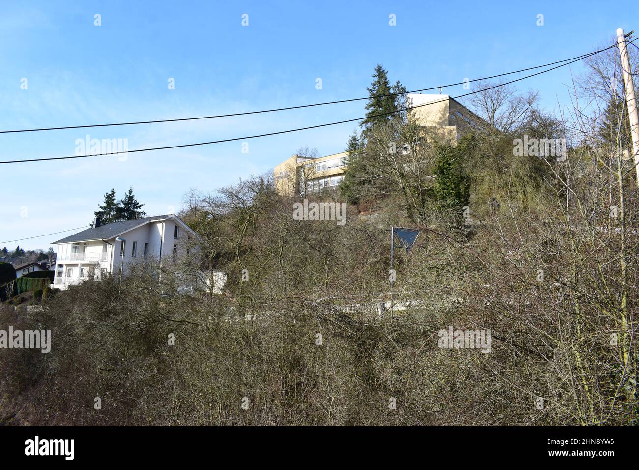High School in Mayen, Megina Gymnasium - während in der Nähe und leer an einem Sonntagmorgen Stockfoto