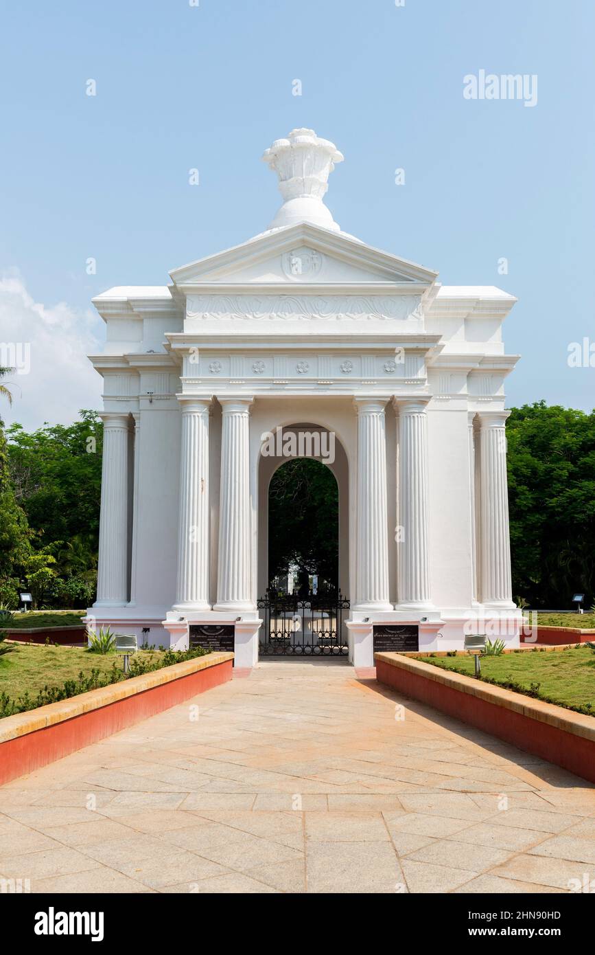 PONDICHERRY, Indien - 15th. Februar 2022: Aayi Mandapam, das Parkdenkmal im Bharathi Park, ist ein perelfenweißes Gebäude, das während der Herrschaft Napoleons erbaut wurde Stockfoto