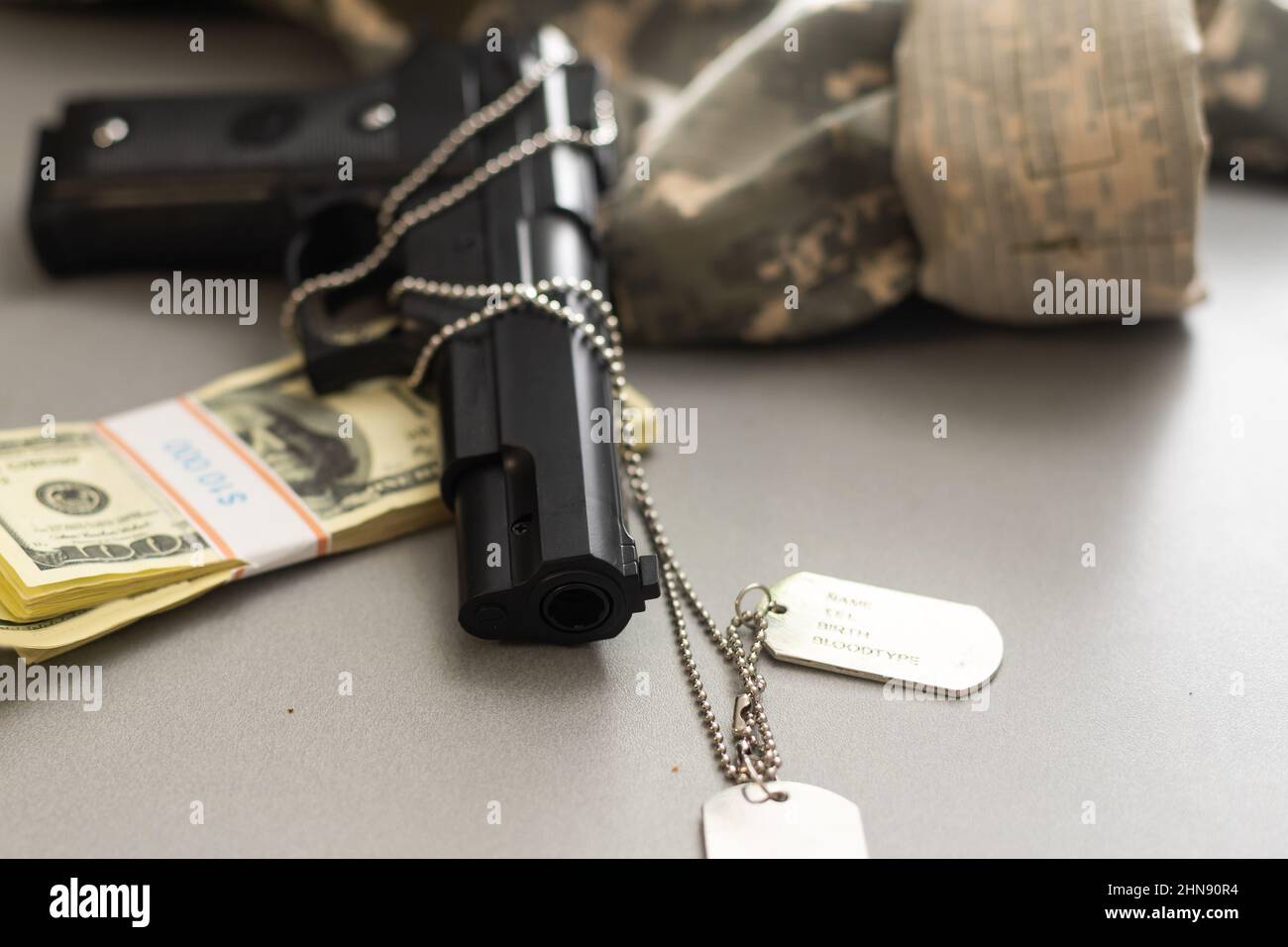 Pistole mit Dogtags. Konzept von Dienst und Dienst in US-Streitkräfte. Veteranenkonzept Stockfoto