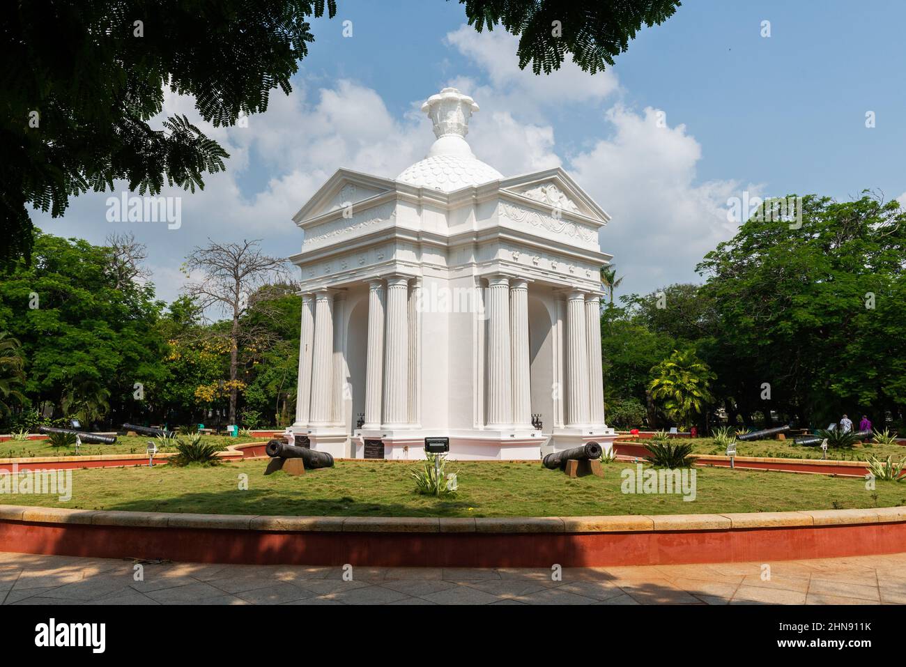 PONDICHERRY, Indien - 15th. Februar 2022: Aayi Mandapam, das Parkdenkmal im Bharathi Park, ist ein perelfenweißes Gebäude, das während der Herrschaft Napoleons erbaut wurde Stockfoto