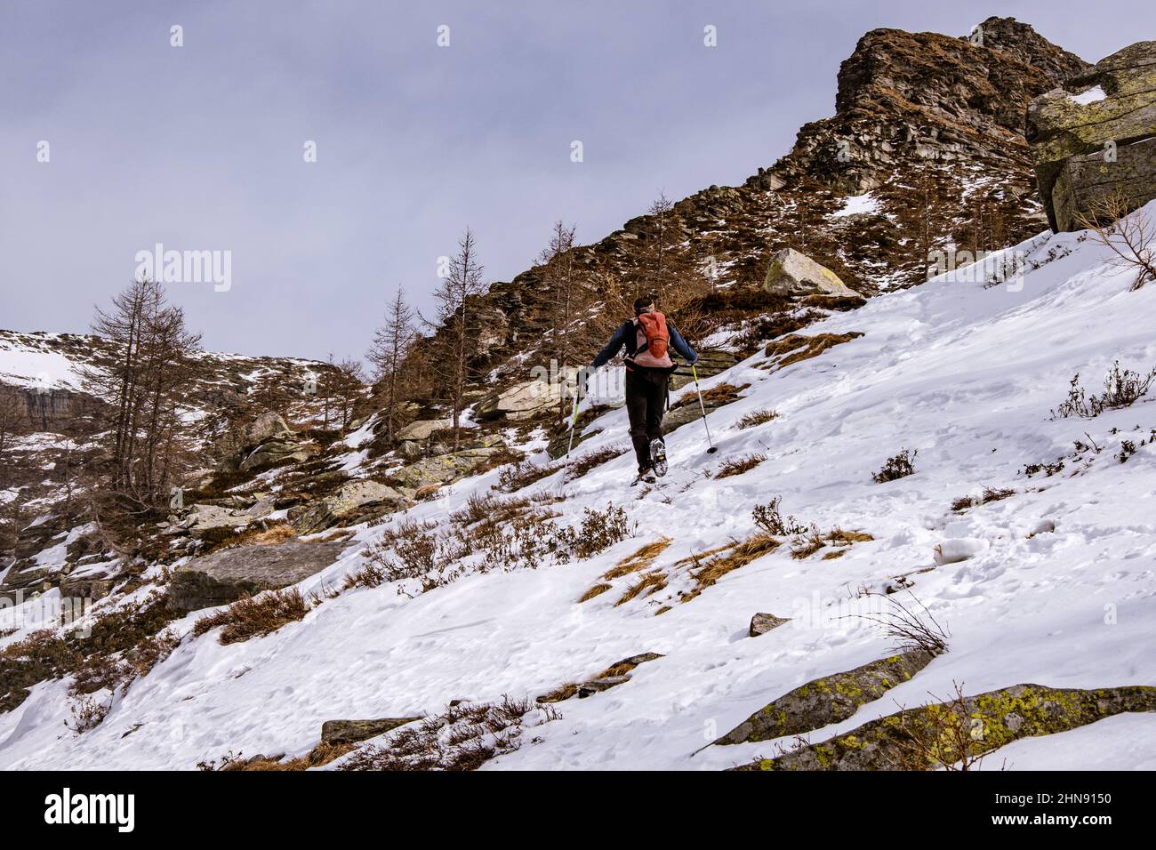 Bergsteiger, der einen Berg besteigen hat Stockfoto