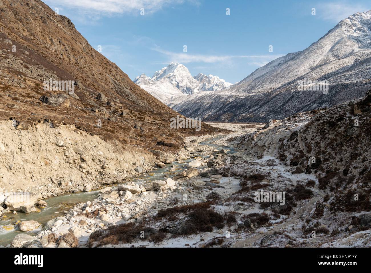 Foto der Natur in Nepal, sauberer Fluss zwischen Bergen Stockfoto