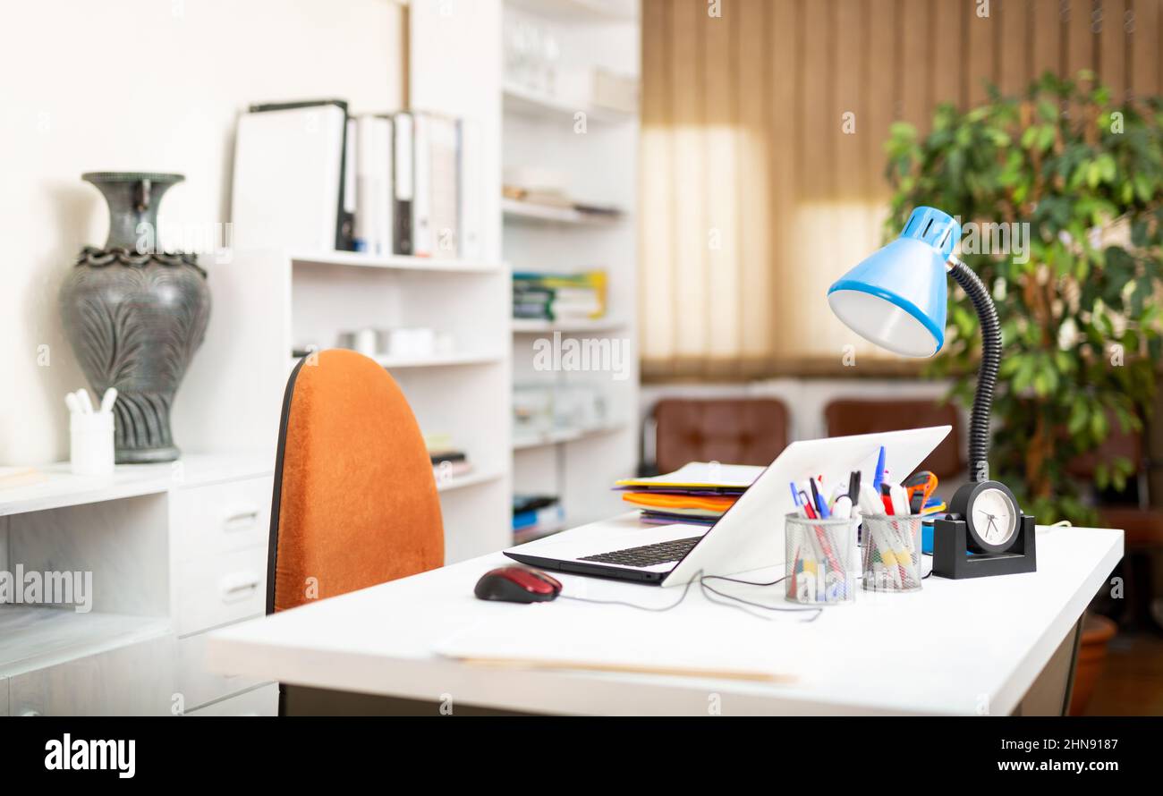 Komfortabler Schreibtisch für Geschäftsleute Stockfoto